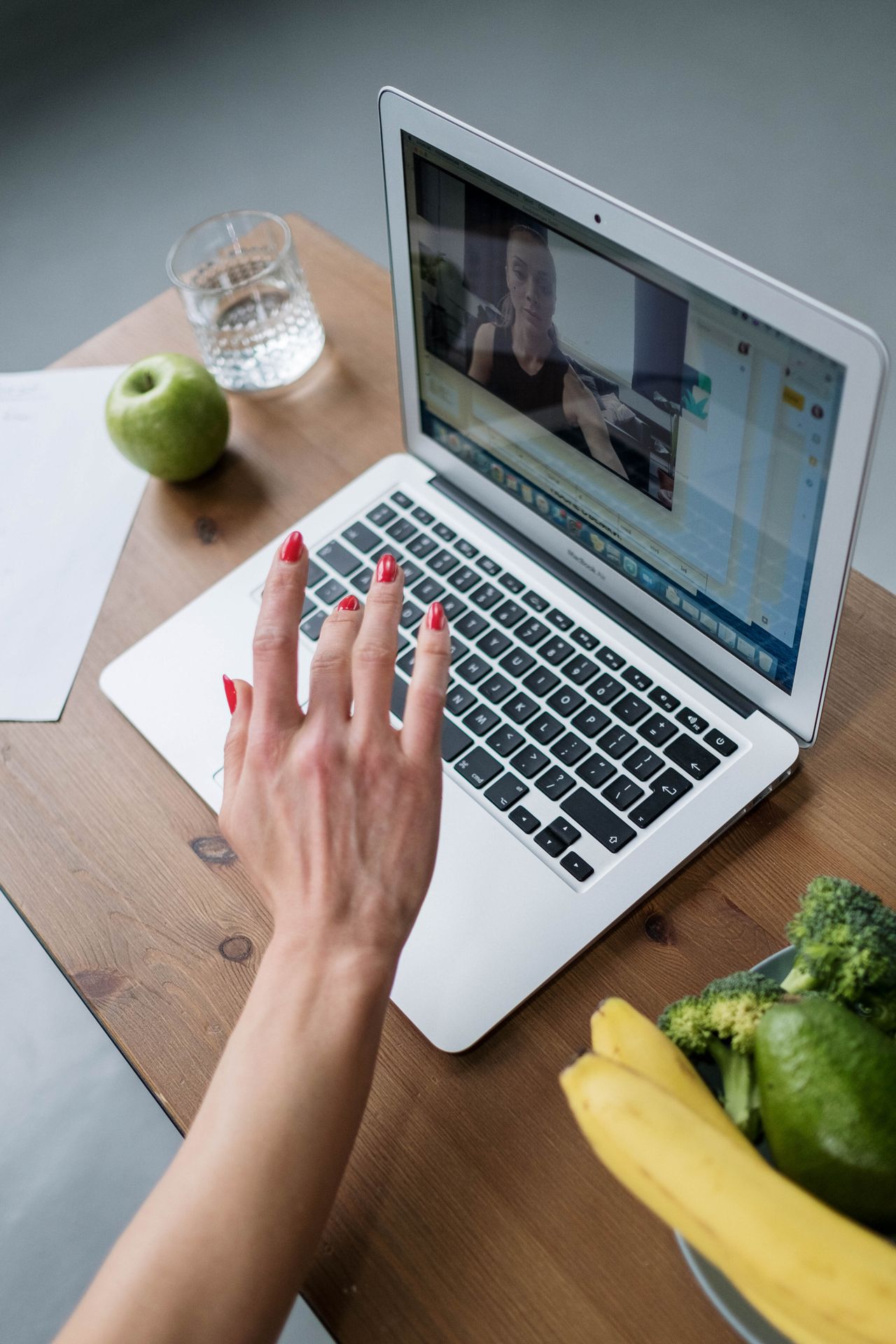 Athlète en consultation nutrition devant son ordinateur