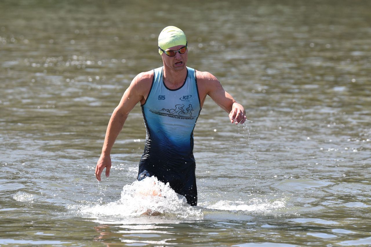 Triathlète sortant de l'eau à la fin de la natation